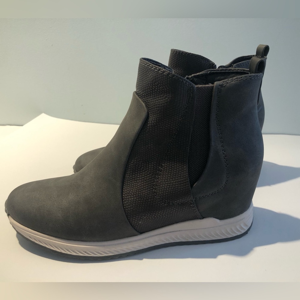 Bare Traps Jaci 6.5 gray wedge high top sneakers LIKE NEW